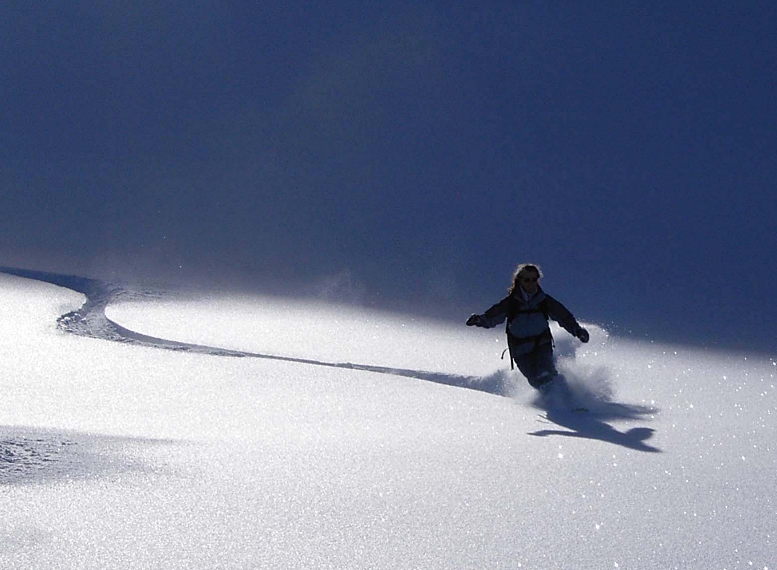 Eine Frau fährt Snowboard